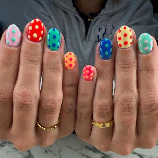 Coloridas uñas de lunares